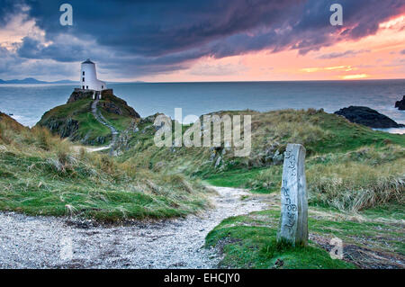 Tŵr Mawr Leuchtturm bei Sonnenuntergang, unterstützt durch die Lleyn-Halbinsel, Llanddwyn Island, Newborough, Anglesey, North Wales, UK Stockfoto