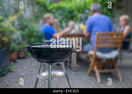 Familie auf eine Grillmahlzeit im Garten Stockfoto