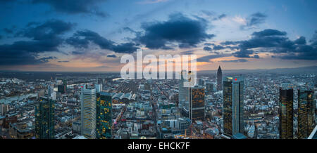 Blick auf die Stadt bei Sonnenuntergang aus dem Main Tower mit Wolkenkratzer im Finanzviertel, Frankfurt Am Main, Hessen, Deutschland Stockfoto