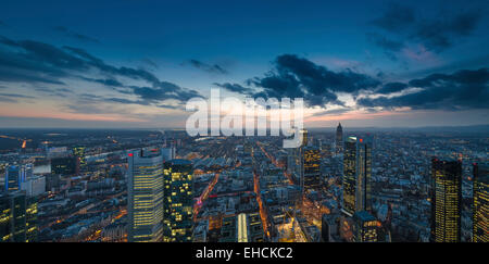 Blick auf die Stadt in der Dämmerung aus dem Main Tower mit Wolkenkratzer im Finanzviertel, Frankfurt Am Main, Hessen, Deutschland Stockfoto
