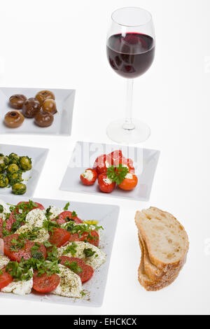 Antipasti Misti und Brot auf weißen Platten Stockfoto