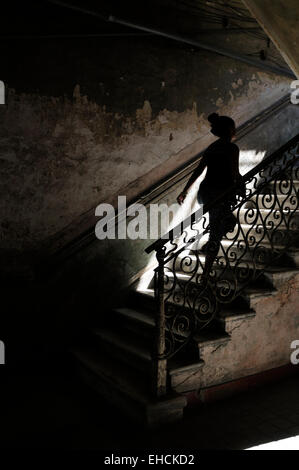 Frau, Treppe, Treppe, Altstadt, Havanna, Ciudad De La Habana, Kuba Stockfoto