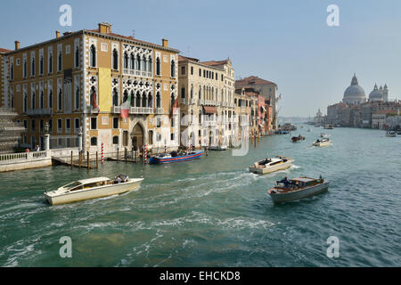 Blick vom Ponte Accademia über Canal Grande mit Palazzo Cavalli-Franchetti, Venedig, Veneto, Italien Stockfoto