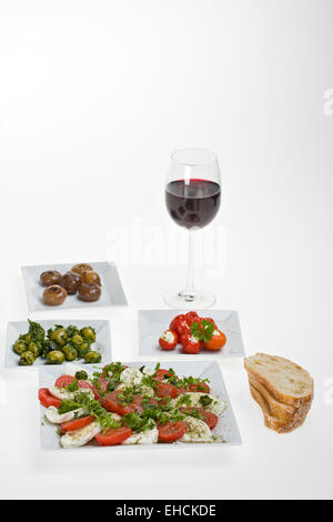 Antipasti Misti und Brot auf weißen Platten Stockfoto