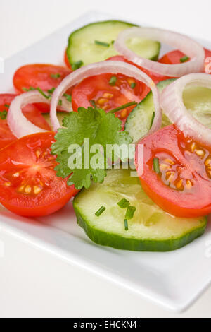 Tomaten und Gurken Salat auf einem weißen Teller Stockfoto