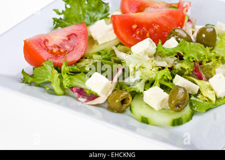 Detail von einem griechischen Salat auf einem weißen Teller Stockfoto