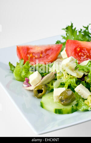 Detail von einem griechischen Salat auf einem weißen Teller Stockfoto