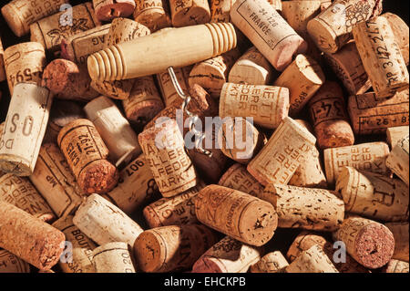 Weinkorken mit einem Korkenzieher Stockfoto