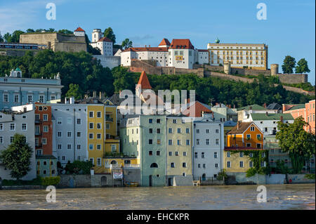 Veste Oberhaus Festung, überflutete Promenade des Inns bei Hochwasser, Innkai Hafen, Altstadt, Passau Stockfoto