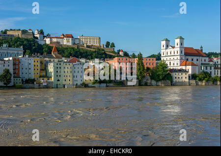 Veste Oberhaus Festung, Jesuiten Kirche von St. Michael, überflutete Promenade des Inns bei Hochwasser, Innkai Wasser Stockfoto