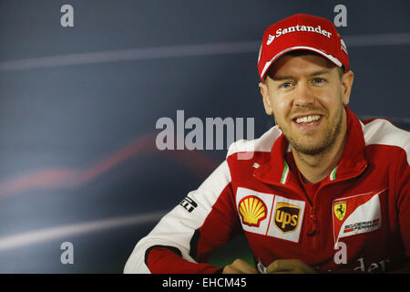 Melbourne, Australien. 12. März 2015. SEBASTIAN VETTEL Deutschland und Scuderia Ferrari Gespräche während der Pressekonferenz des 2015 Australian Grand Prix im Albert Park Circuit in Melbourne, Australien. Bildnachweis: James Gasperotti/ZUMA Draht/Alamy Live-Nachrichten Stockfoto