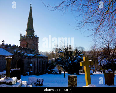 Schneebedeckte Winter Blick von der Pfarrkirche St. Jakob der Apostel in Bonsall Derbyshire Dales Peak District England UK Stockfoto