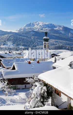 Stadtbild im Winter mit Unterberghorn Berg, Reit Im Winkl, Chiemgau, Upper Bavaria, Bavaria, Germany Stockfoto