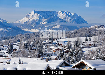 Stadtbild im Winter, das Kaisergebirge in Tirol auf der Rückseite, Reit Im Winkl, Chiemgau, Upper Bavaria, Bavaria, Germany Stockfoto