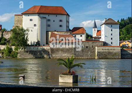 Veste Niederhaus Festung, die Donau bei Hochwasser auf der Rückseite der Pfarrkirche von St. Severin, Altstadt, Passau Stockfoto