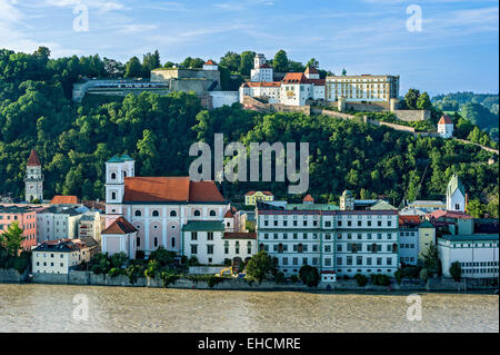 Veste Oberhaus Festung, Turm des Rathauses, Jesuiten Kirche von St. Michael, Niedernburg Abbey, überflutete Promenade des Gasthauses Stockfoto