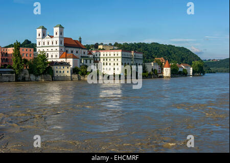 Jesuiten Kirche des Hl. Michael, Schaiblingsturm Turm, überflutete Promenade des Inns bei Hochwasser, Innkai Wasser Stockfoto