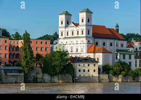 Jesuiten Kirche von St. Michael, überflutete Promenade des Inns bei Hochwasser, Innkai Hafen, Altstadt, Passau Stockfoto