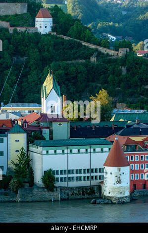 Tor in der Mauer-Walk der Ludwigsteig Trail der Veste Oberhaus Festung, Niedernburg Abbey, Schaiblingsturm Turm, überschwemmt Stockfoto