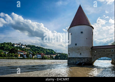 Die mittelalterlichen Schaiblingsturm Turm, überflutete Promenade des Flusses Inn während Hochwasser, Innkai Hafen, Altstadt, am Stockfoto