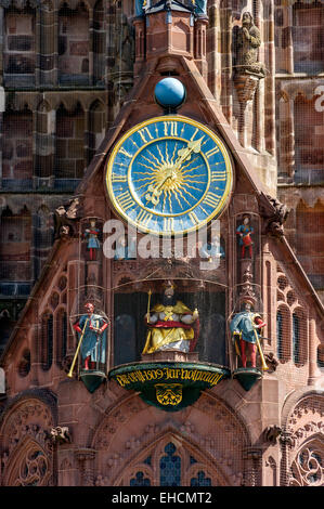 Uhr mit Kaiser Karl IV. in der mechanischen Uhr Männleinlaufen, Westfassade, gotische Pfarrkirche Kirche unserer lieben Frau, Nürnberg Stockfoto