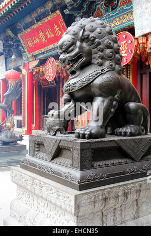 Wächter Löwe, Sik Sik Yuen Wong Tai Sin Temple, Kowloon, Hong Kong, China Stockfoto