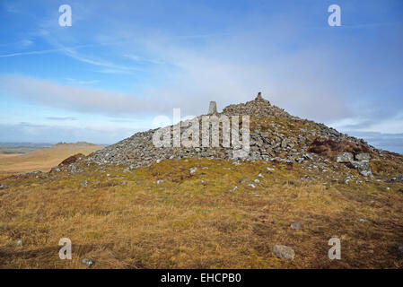 Cairn-Gipfel und Triglyzerid Punkt von Brown Willy, Bodmin Moor, Cornwall, UK. Brown Willy ist der höchste Punkt in Cornwall. Stockfoto