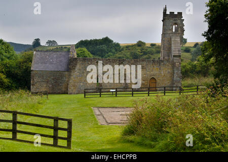 Ruine der St.-Martins Kirche, mittelalterliche Wüstung Wharram Percy, North Riding of Yorkshire, England Stockfoto