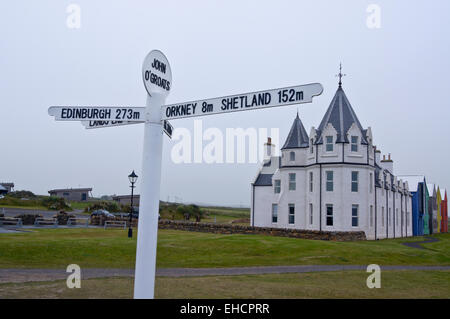 Zeichen zeigt Entfernungen nach Endland, Edinburgh, Orkney und Shetland, Inn bei John O'Groats, Caithness, Schottland Stockfoto