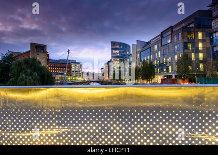 Blick auf TQ2 Fußgängerbrücke, entworfen von Niall McLaughlin Architekten und Glas Wharf, Temple Quay, Bristol, UK Stockfoto