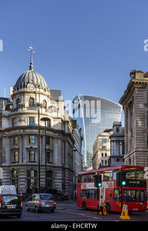 Gegenüberstellung von alten und neuen Gebäude in der City of London Stockfoto