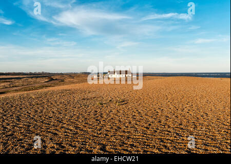 Ein einsamer Bungalow im abgelegenen Küstenort Shingle Street, Suffolk, Großbritannien, nahe Aldeburgh an der britischen Ostküste Stockfoto