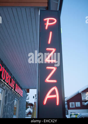Eine Leuchtreklame Werbung ein Pizza-Restaurant und Take-away im Skigebiet Levi, Lappland, Finnland Stockfoto