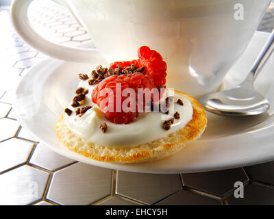 Süße blinis Canipe, Blini gekrönt mit Creme fraiche, Himbeere und Chocolate Chips Stockfoto