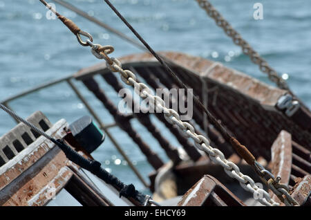 Halb versunkenen Schiffswrack im Hafen von Paphos in Zypern. Eine gute Werbung für Sie zu gehen auf ein Segel auf einem der vielen Boote verfügbar Stockfoto