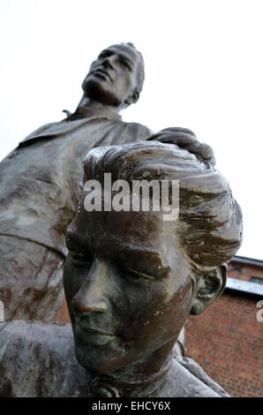 Detail aus der Legacy-Skulptur kann gesehen werden, mit Blick auf den Fluss Mersey, außerhalb der Piermaster Haus im Albert Dock. Stockfoto