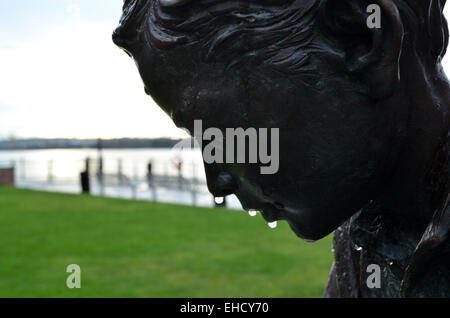 Detail aus der Legacy-Skulptur kann gesehen werden, mit Blick auf den Fluss Mersey, außerhalb der Piermaster Haus im Albert Dock. Stockfoto