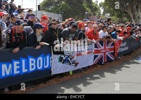 Melbourne, Australien. 12. März 2015. Austalian Grand Prix. Medientag. Fans warten Fahrer Credit: Action Plus Sport/Alamy Live News Stockfoto