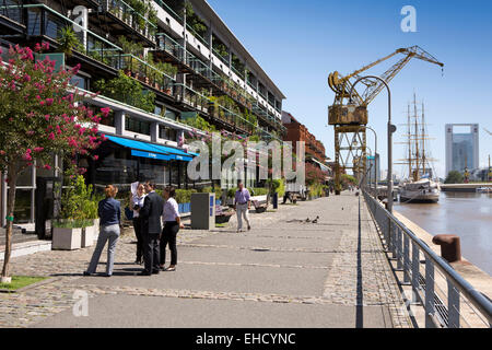 Argentinien, Buenos Aires, Puerto Madero, Kai Restaurants & Wohnungen in alten Lagerhäusern neben Fregatte Presidente Sarmiento Stockfoto