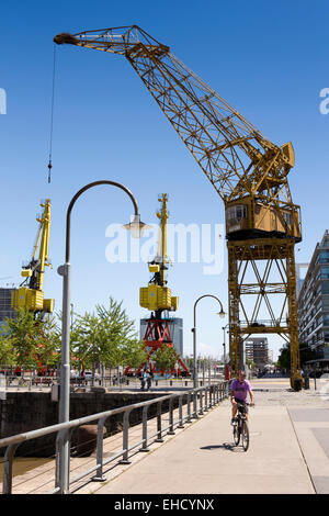 Argentinien, Buenos Aires, Puerto Madero, Radfahrer unter redundante Kran Stockfoto