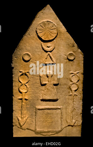 Beeinflusst die punische Stele, die römischen Carthage Elemente aus alten punischen Kultur mit Roman kombiniert wurden. 1 - 2. Jh. n. Chr. Karthago Musée national du Bardo Tunesien. Carthage Phoenicia (phönizische Handelsstadt in Nordafrika Hauptstadt karthagischen Reiches) Stockfoto