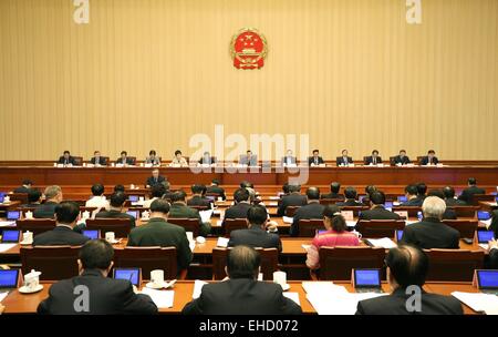 (150312)--Peking, 12. März 2015 (Xinhua)--das Präsidium der dritten Sitzung des Chinas 12. nationalen Volksarmee Kongress (NPC) halten Sie ihre zweite Sitzung in der großen Halle des Volkes in Peking, Hauptstadt von China, 12. März 2015. Zhang Dejiang, Vorstand Vorsitzende des Präsidiums, den Vorsitz der Sitzung. (Xinhua/Ma Zhancheng) (Yxb) Stockfoto