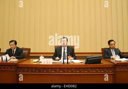 (150312)--Peking, 12. März 2015 (Xinhua)--Zhang Dejiang(C), Vorstand Vorsitzende des Präsidiums der dritten Sitzung des Chinas 12. nationalen Volksarmee Kongress (NPC), leitet die zweite Sitzung des Präsidiums in der großen Halle des Volkes in Peking, Hauptstadt von China, 12. März 2015. (Xinhua/Ma Zhancheng) (Yxb) Stockfoto