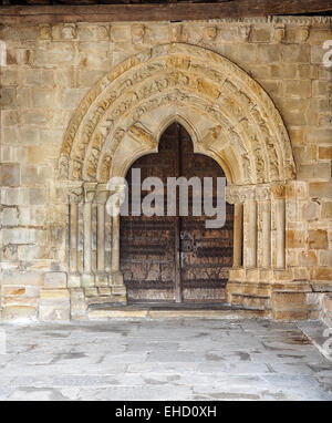 Eingangstür an Andra Mari Kirche Stockfoto