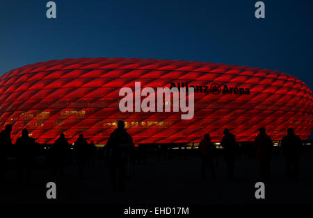 München, Deutschland - März 11: Eine allgemeine Anzeigen wie Fans auf den Boden vor dem UEFA-Champions-League-Spiel zwischen Bayern München und FC Shakhtar Donetsk ankommen. 11. März 2015 in München. (Foto von Mitchell Gunn/ESPA-Images) Stockfoto