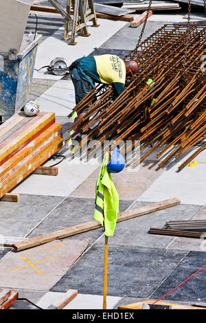 (150312)--SYDNEY, 12. März 2015 (Xinhua)--A Mann arbeitet auf einer Baustelle in Sydney, Australien, 12. März 2015. Australische Arbeitslosigkeit gesunken niedriger um 6,3 Prozent im Februar mit mehr als 15.600 neue Arbeitsplätze hinzugefügt, um die Wirtschaft, das australische Bureau of Statistiken (ABS) hat am Donnerstag angekündigt. (Xinhua/Jin Linpeng) Stockfoto