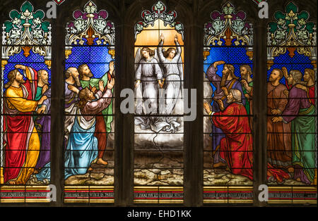 Das Ostfenster in St. Leonards Kirche, Burton Leonard, North Yorkshire, England. Stockfoto