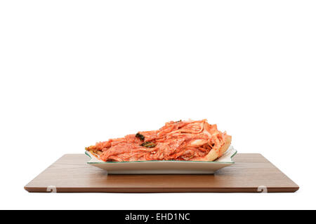 ungeschnitten rote Gimchi auf einem Teller, isoliert auf weiss Stockfoto