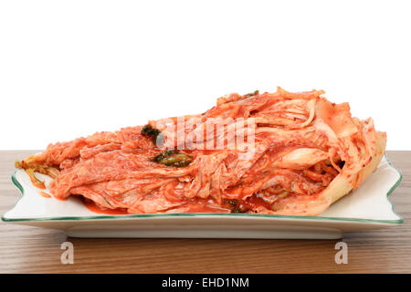 ungeschnitten rote Gimchi auf einem Teller, isoliert auf weiss Stockfoto