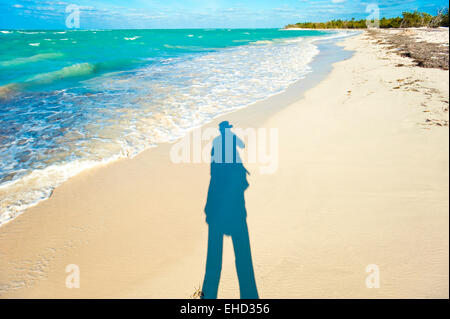 Horizontale Ansicht einer Silhouette auf eine erstaunliche kubanischen Strand. Stockfoto